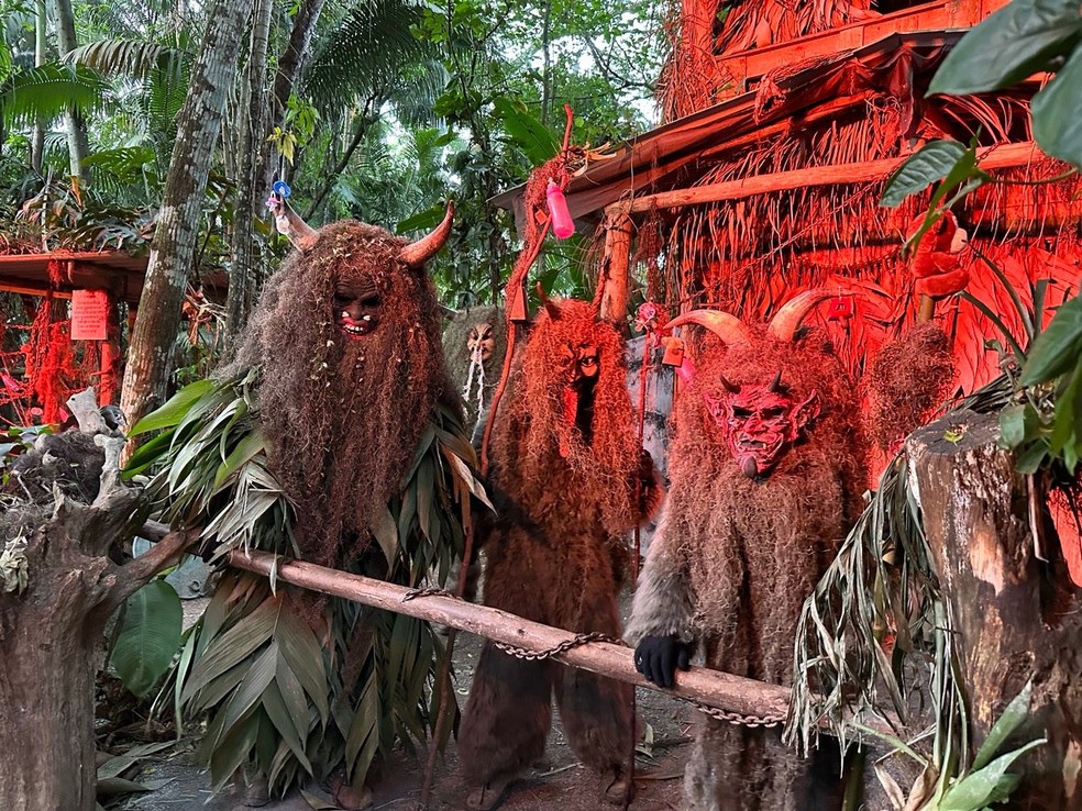 Conheça o papai noel com chifres e máscara assustadora celebrado
