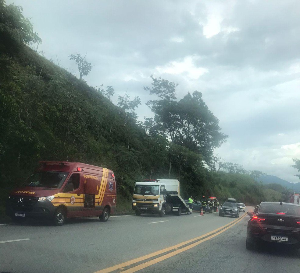 Carro capota após acidente na rodovia Floriano Rodrigues Pinheiro, em Pindamonhangaba — Foto: Patrulha da SP 123