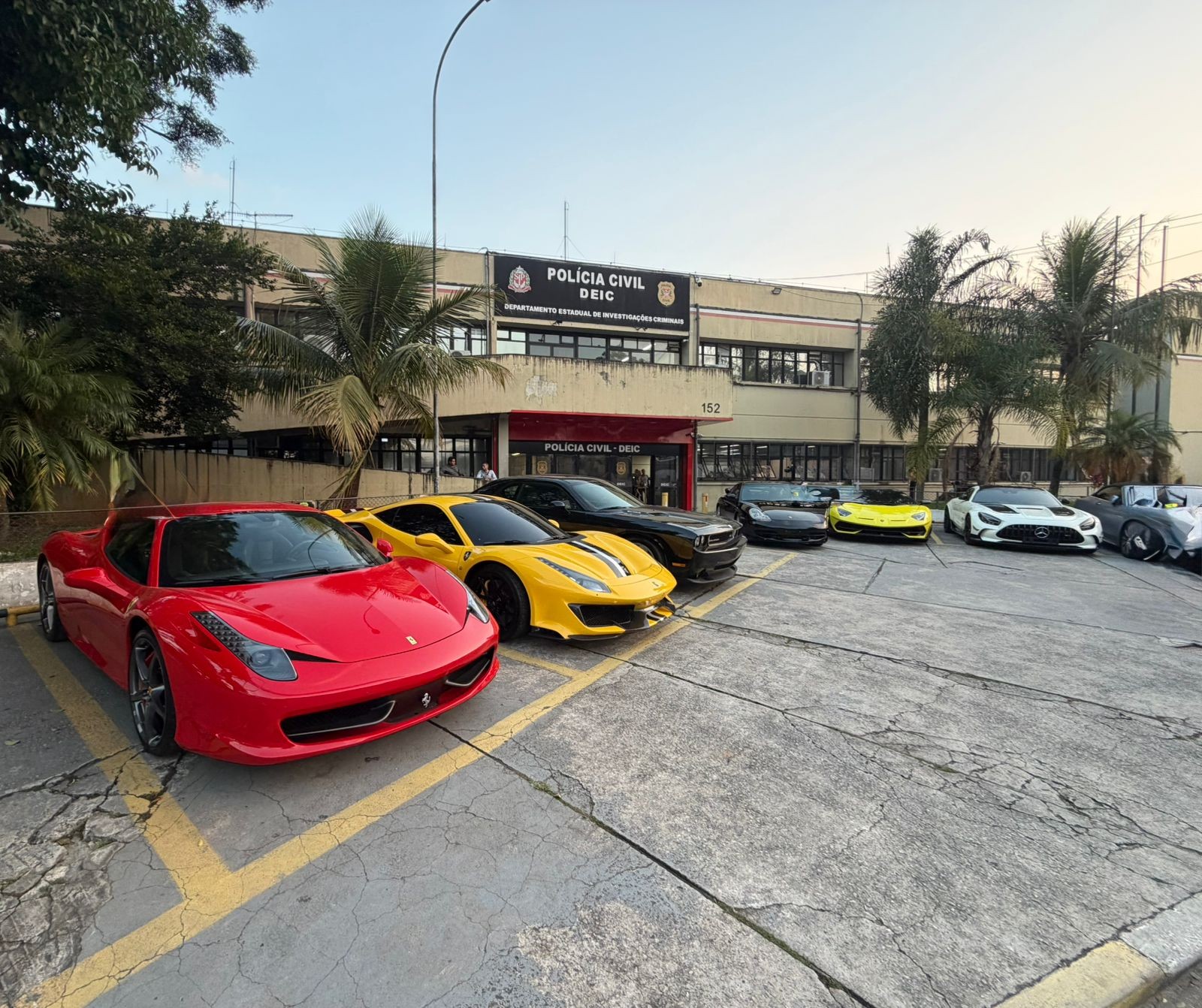 Lamborghini, Mustang Shelby, Dodge Challenger, Ferrari Pista: polícia apreende 14 carros de luxo em operação em SP