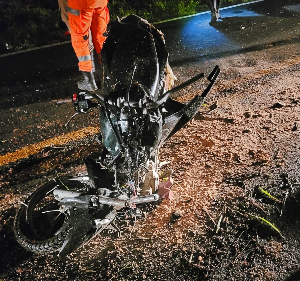 Batida entre moto e picape deixa dois condutores mortos e duas passageiras feridas na MG-290, em Pouso Alegre, MG — Foto: Polícia Militar Rodoviária