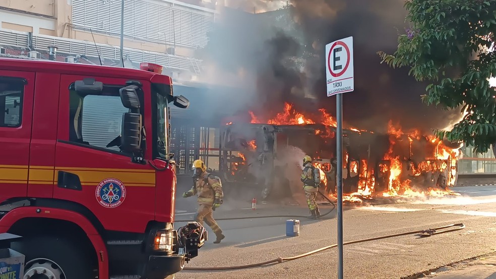 Bombeiros controlando o fogo no ônibus metropolitano — Foto: TV Globo