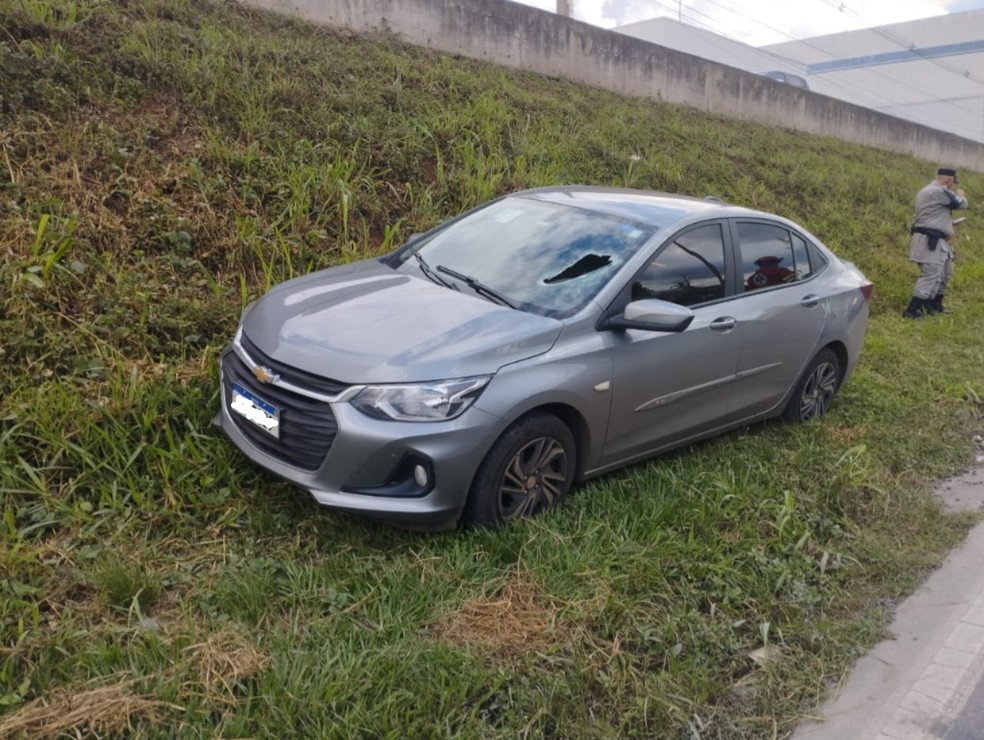 Peça de caminhão se soltou e atingiu o parabrisa, do lado do motorista, na BR-153, em Goiânia, Goiás — Foto: Divulgação/Triunfo Concebra