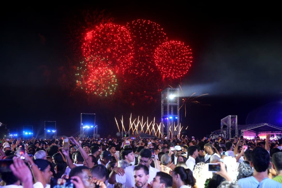 Público celebra a chegada de 2026 no Aterro da Praia de Iracema, em Fortaleza, com fogos silenciosos e shows. — Foto: Fabiane de Paula/SVM