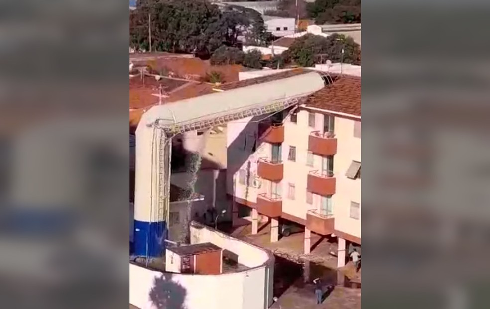 Caixa d’água quebra e cai sobre prédio de quatro andares em Birigui — Foto: Arquivo Pessoal