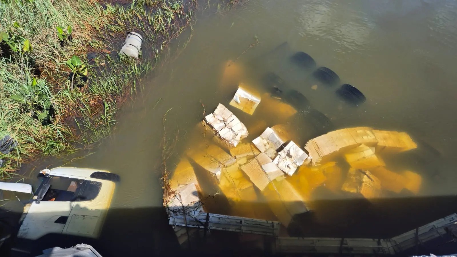 Carreta que transportava celulose tomba em ponte e cai em rio em Aracruz
