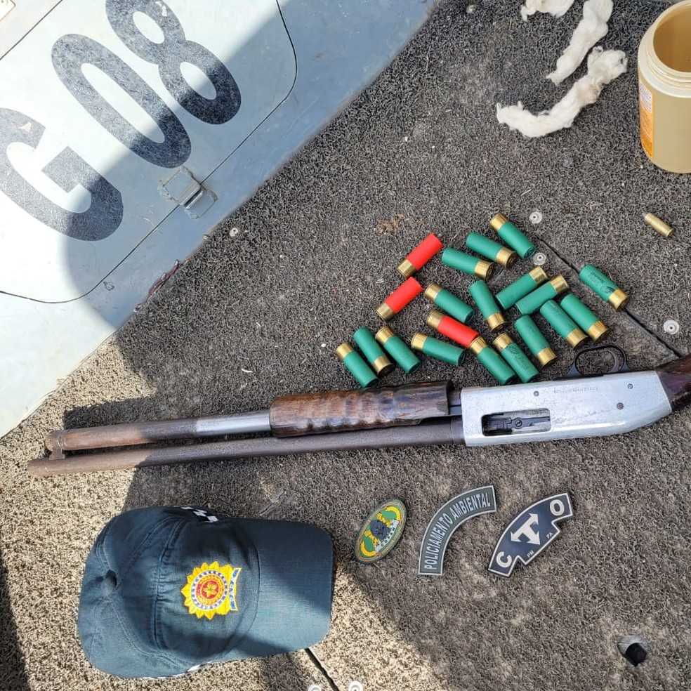 Presos são flagrados com espingarda e munição. — Foto: Reprodução/ 8 BPM / PM-PA