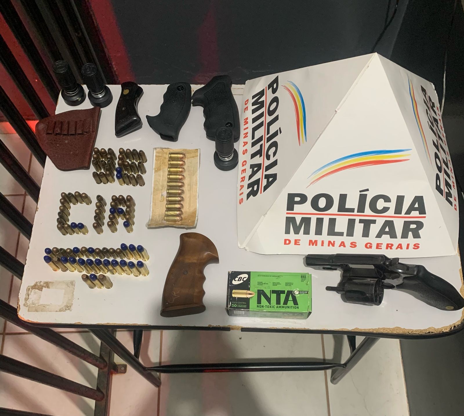 Arma e munições são apreendidas dentro de cofre após desentendimento entre vizinhos