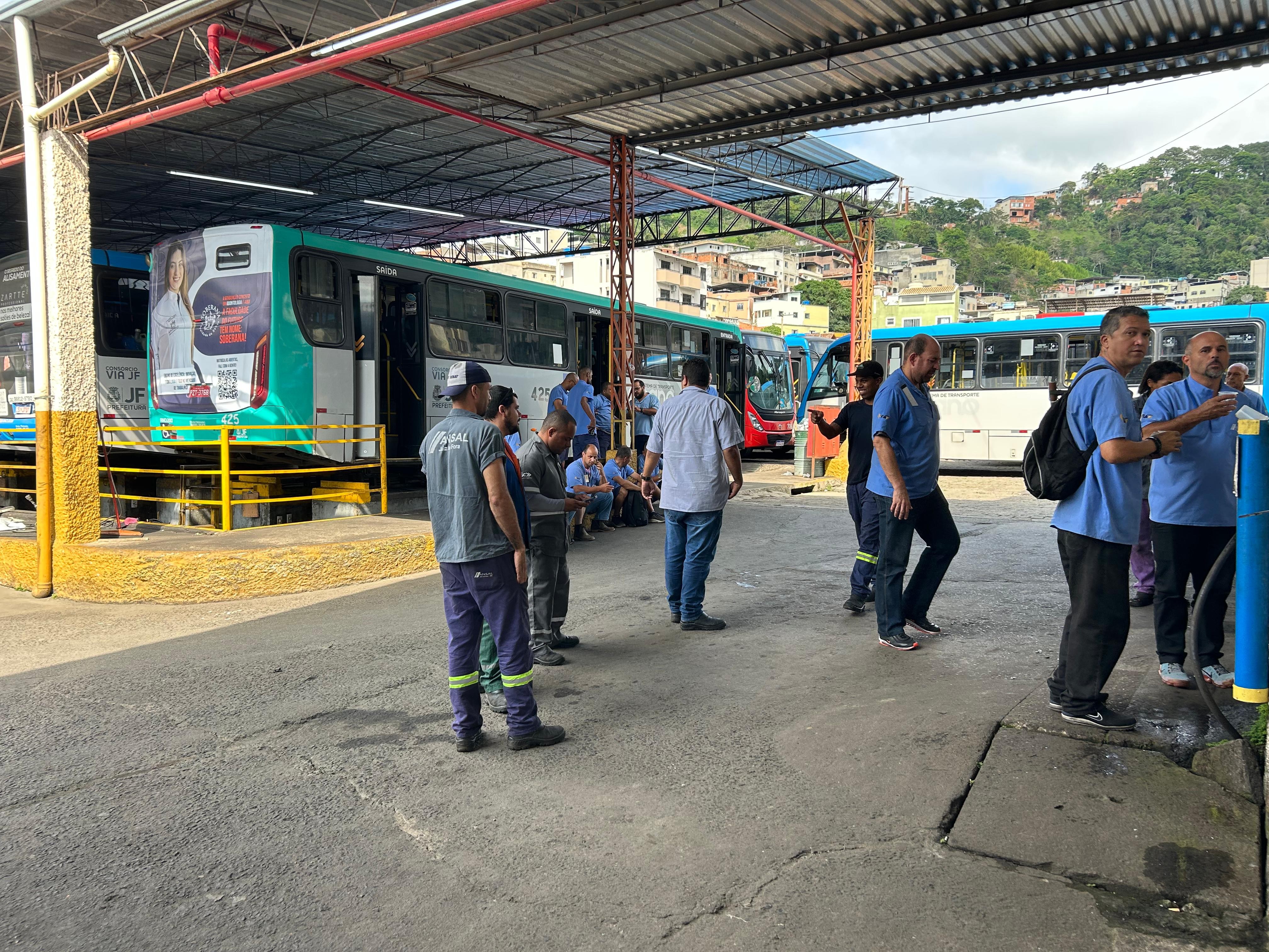 Trabalhadores do transporte coletivo paralisam atividades por mais de 5 horas em Juiz de Fora