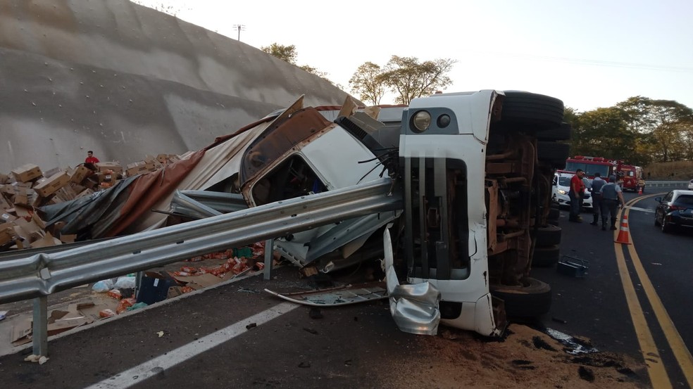 Trecho precisou ser interditado para atendimento do acidente em Marília — Foto: Corpo de Bombeiros