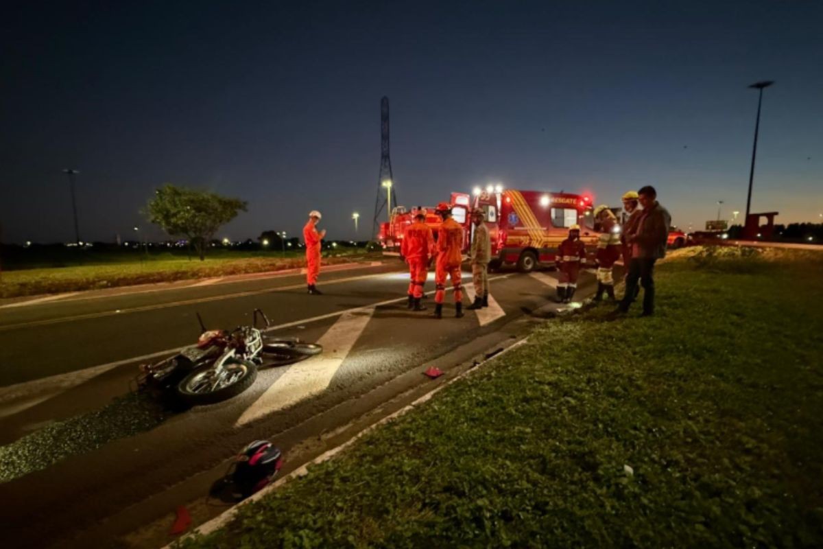 Garupa é arremessado após motocicleta bater na lateral de caminhão em rodovia de MS