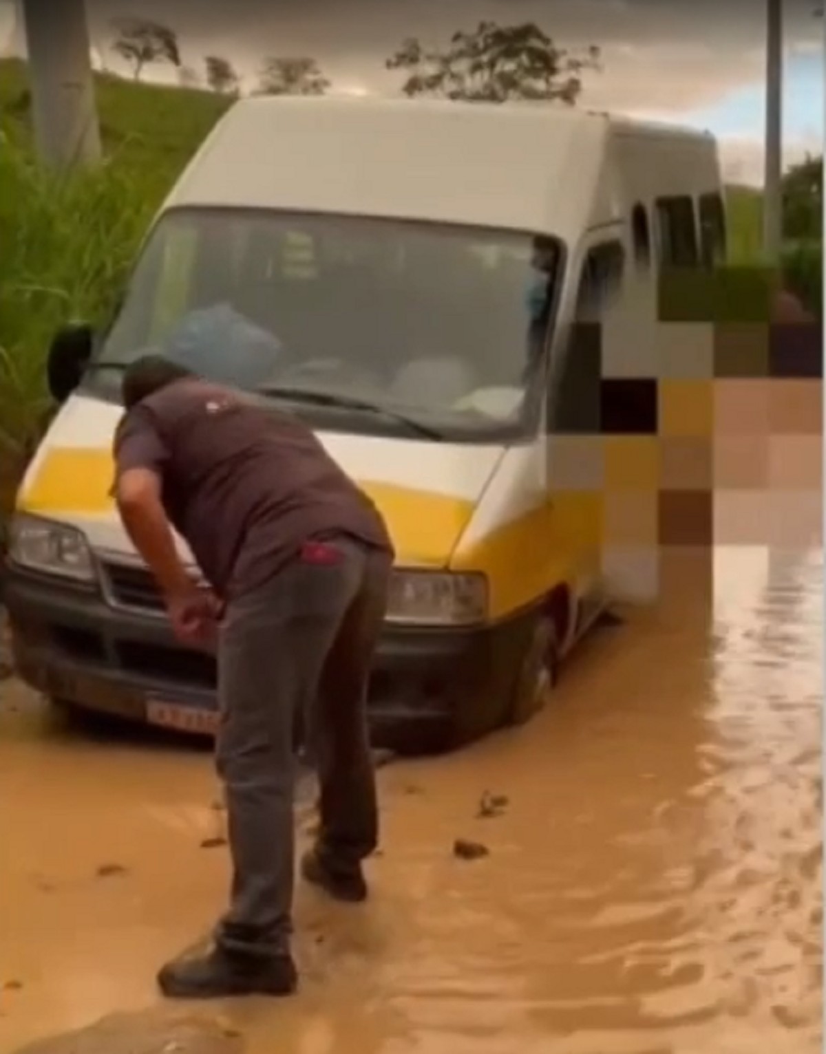 RJ-198 no Noroeste Fluminense
tem trechos com lama e motoristas enfrentam dificuldades