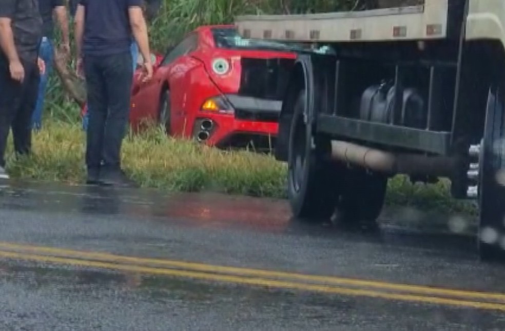 Ferrari batida em curitiba