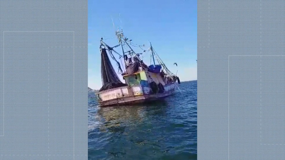 Treineira flagrada realizando pesca predatória na região do Quebra-Mar, na Barra da Tijuca — Foto: Reprodução