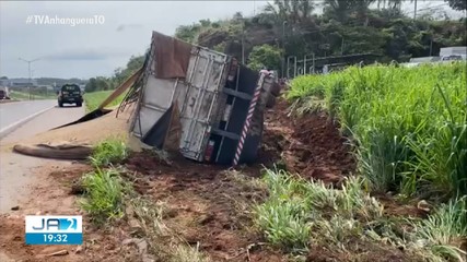 Carreta tomba em trecho da BR-153, em Araguaína