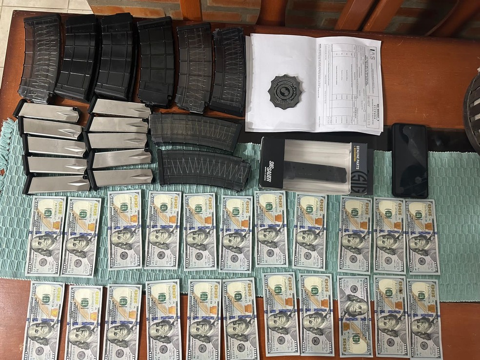 Dinheiro e munições apreendidos na casa de Dirísio. — Foto: Divulgação