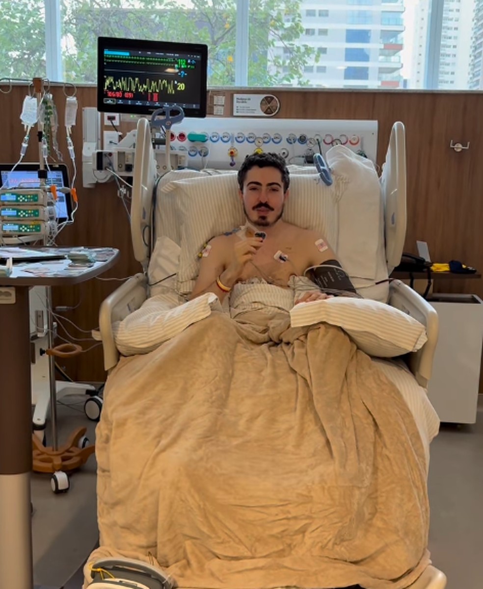 Médico passou por uma cirurgia complexa no início de maio após um segundo sangramento — Foto: Reprodução