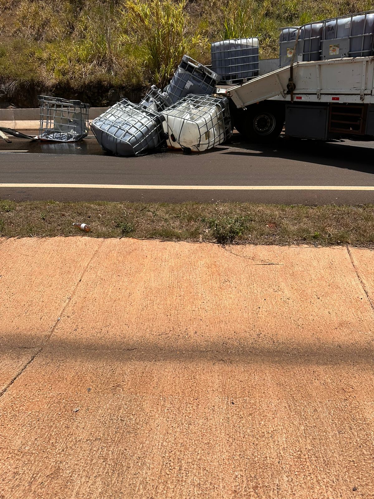 Após acidente entre carro e carreta, carga de fertilizante fica espalhada na pista e abastecimento de água pode ser afetado em Jaú