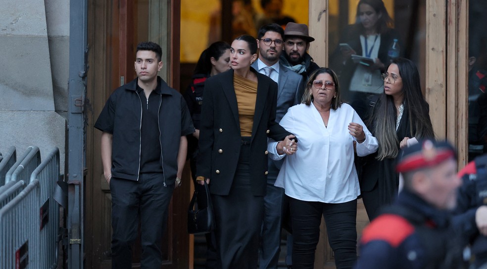 Joana Sanz, esposa de Daniel Alves, saindo de tribunal — Foto: LLUIS GENE / AFP