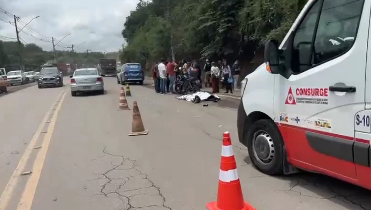 Motociclista morre após bater em caminhão parado no acostamento em Timóteo
