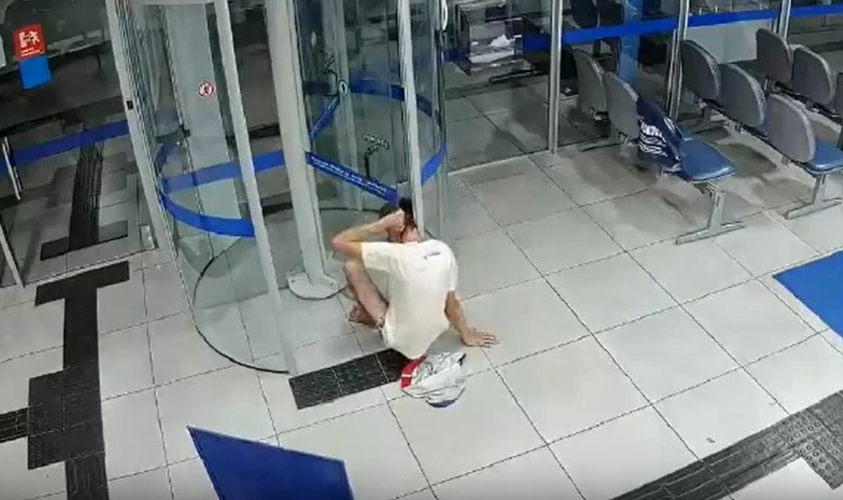 Veja ponto a ponto de invasão a banco que terminou com ladrão entalado de cueca em porta giratória em MG 