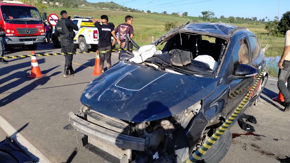 Carro capotou em rodovia em Feira Grande, Alagoas, antes de atingir moto e matar duas pessoas — Foto: CBMAL