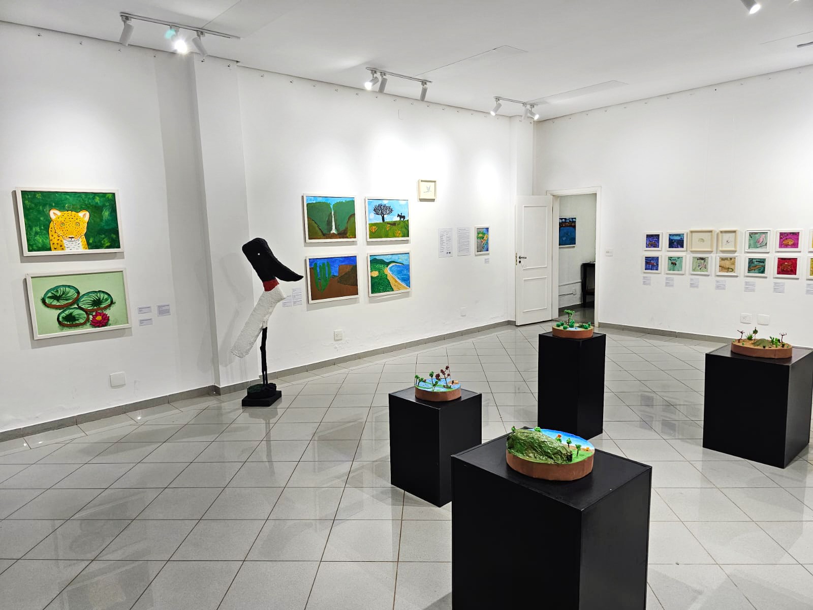 Crianças transformam biomas brasileiros em arte em exposição inspirada por livro infantil
