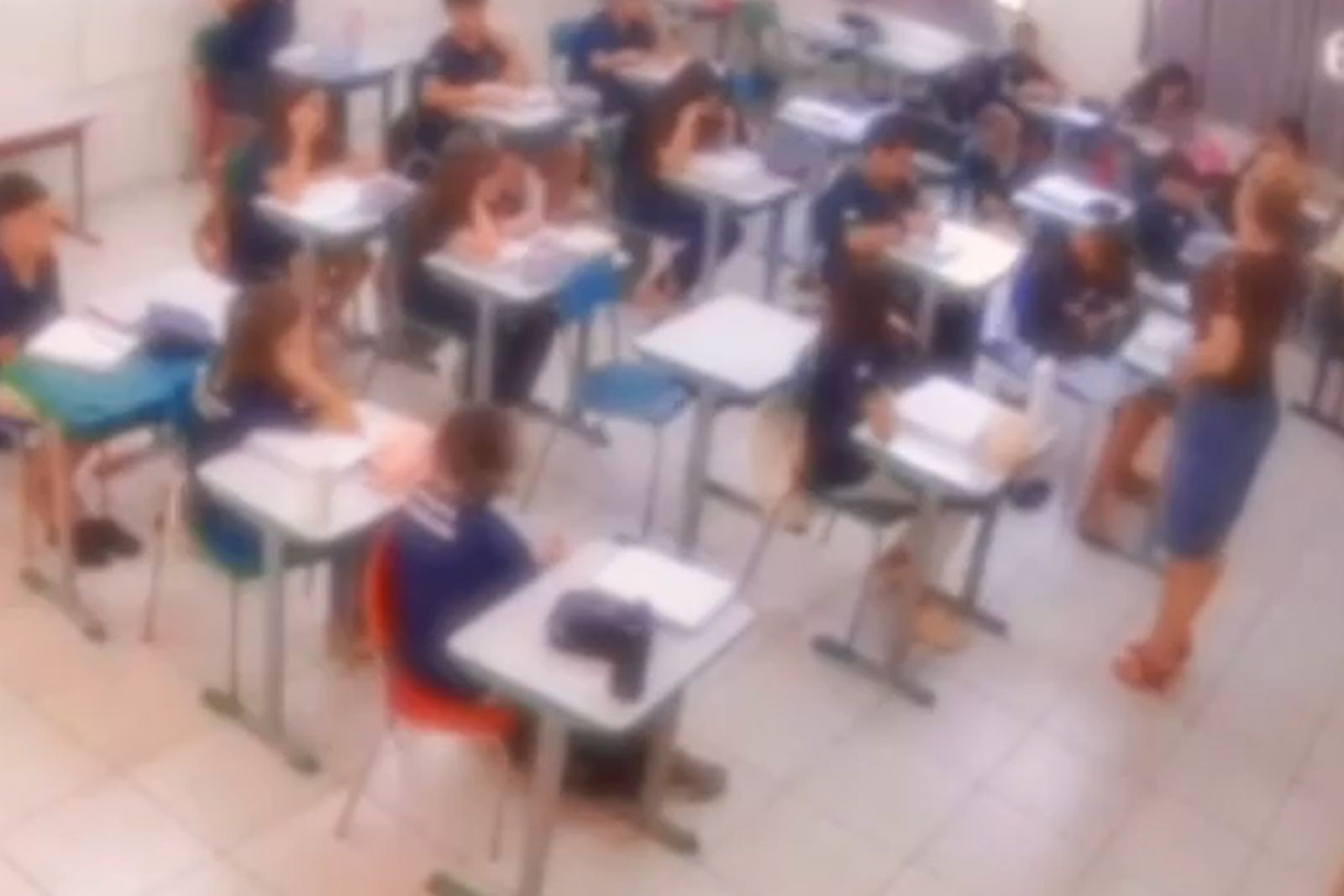 Professora é afastada após fazer comentários sobre regime fascista e discriminatórios em sala de aula; vídeo