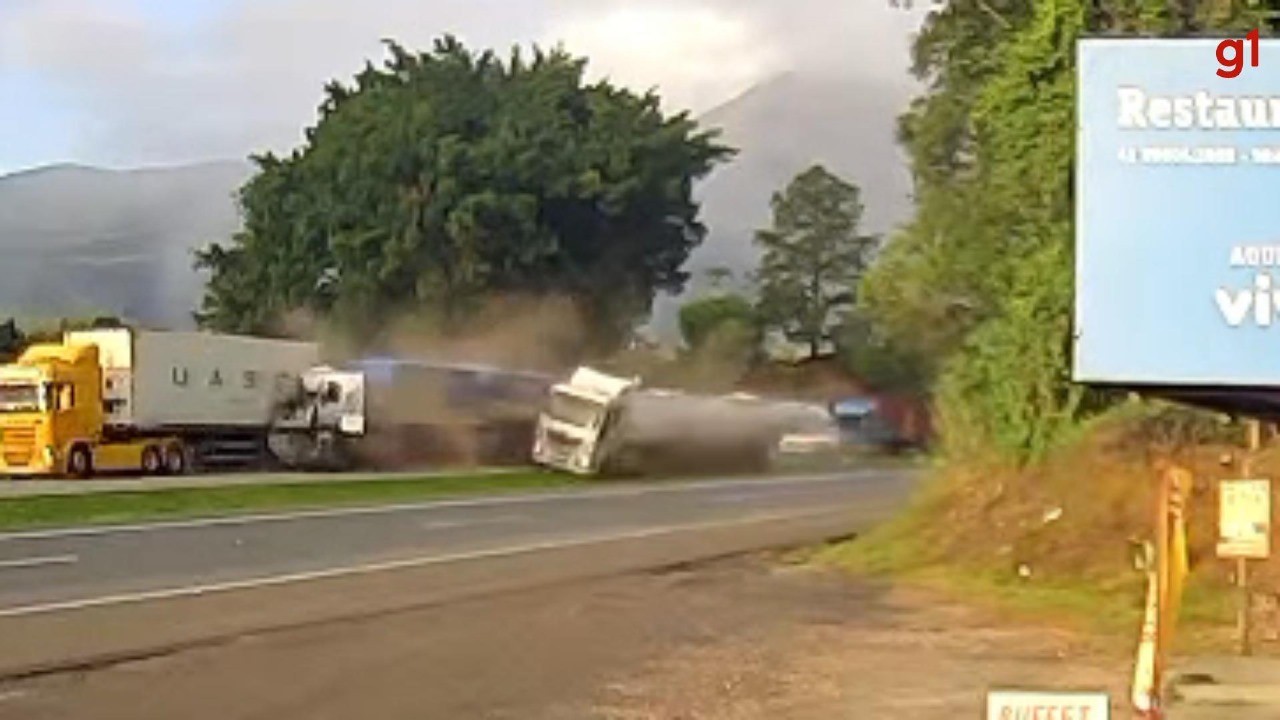 Acidente entre três caminhões interdita BR-277 no litoral do Paraná