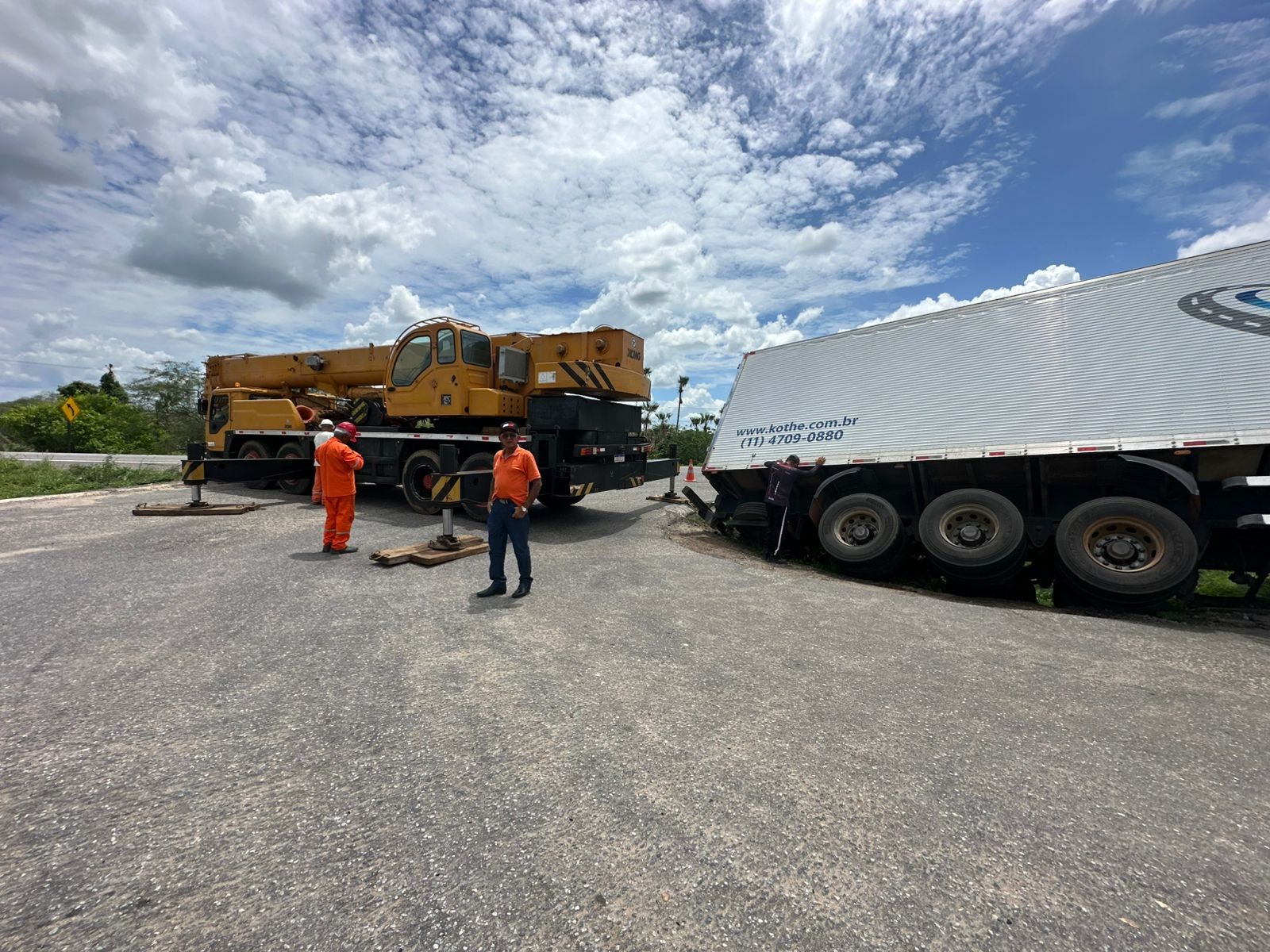 Carreta com 25 toneladas de melão tomba na BR-304, em Mossoró