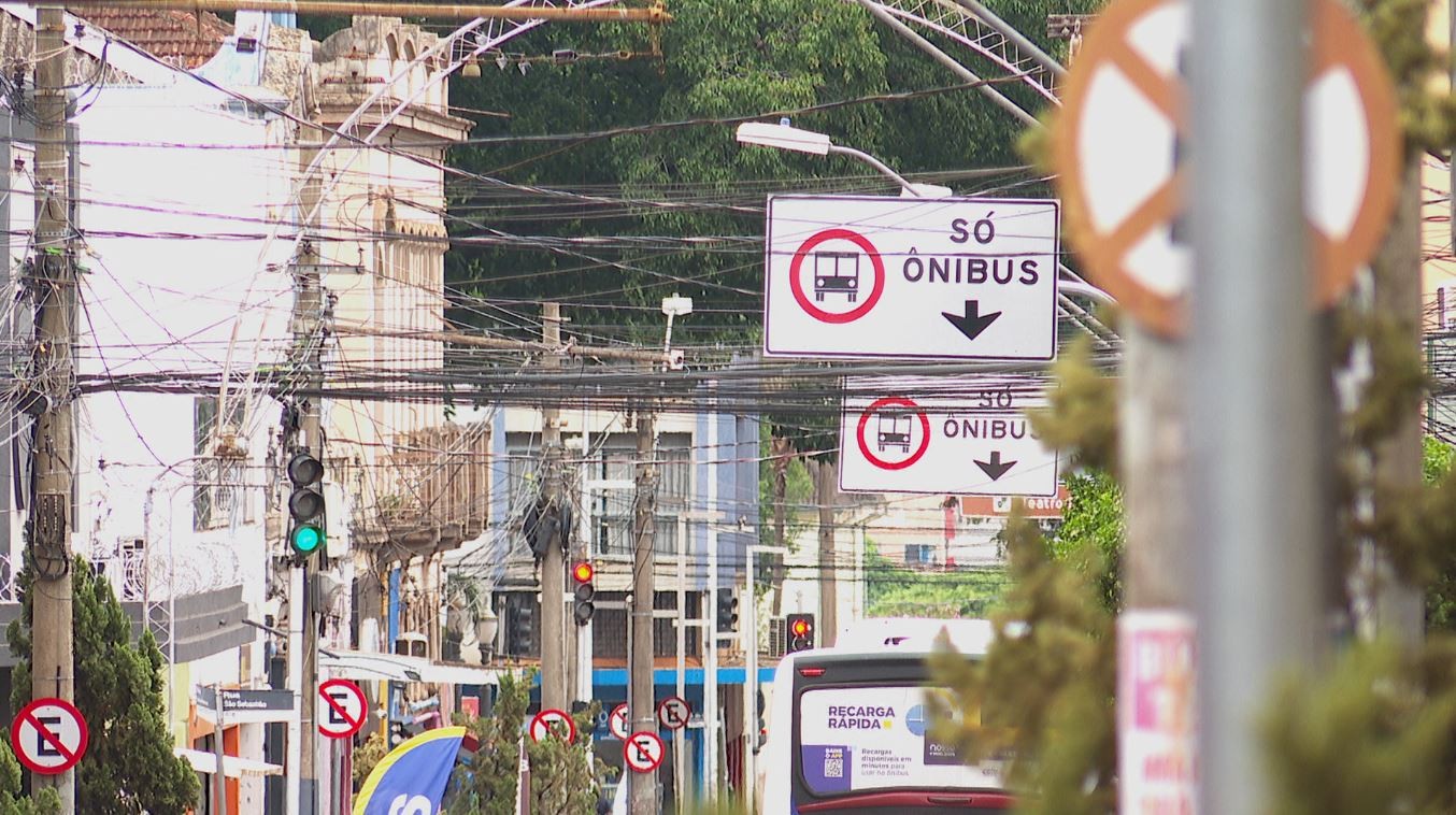 Falha da RP Mobi leva PM a guinchar carros parados em corredor de ônibus no Centro de Ribeirão Preto