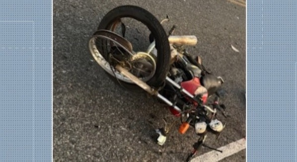 Motociclista morre após bater em carro que transportava pacientes, na PB-386, no Sertão 