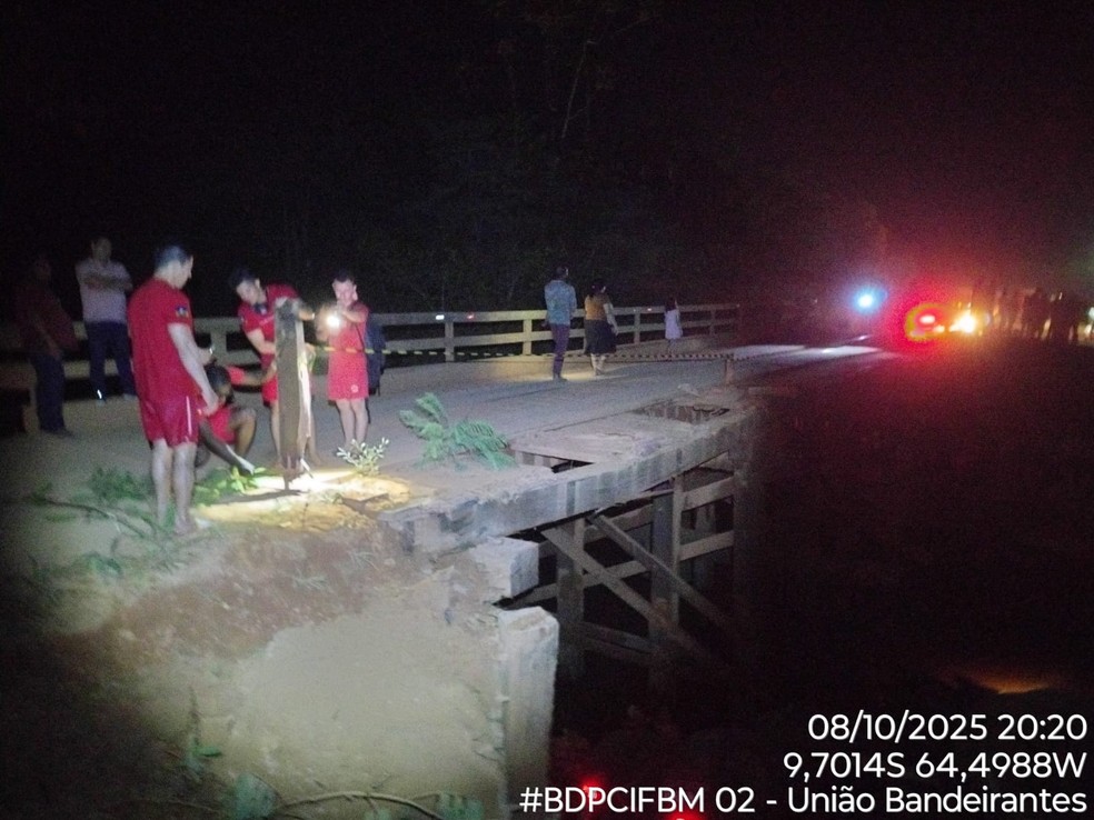 Corpo de bombeiros resgatam corpo de motorista que caiu no rio em Porto Velho &mdash; Foto: Divulga&ccedil;&atilde;o/Corpo de Bombeiros