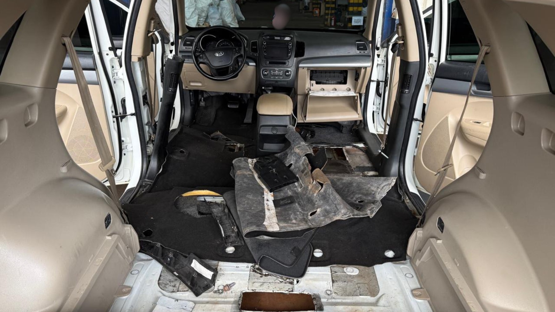 Vídeo: homem é preso com mais de 800 iPhones escondidos em fundo falso de carro no Paraná