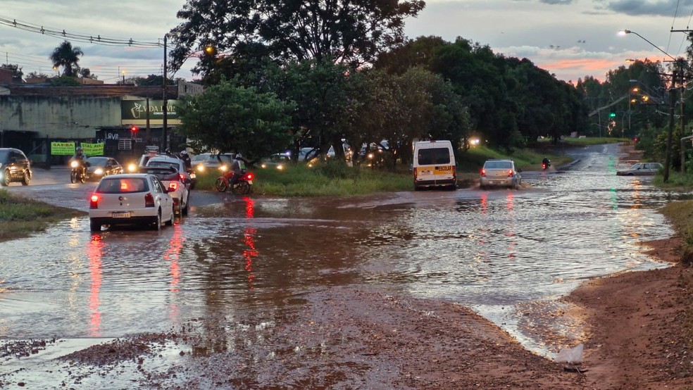 Rodovia Décio Custódio da Silva ficou interditada após registrar alagamentos em Rio Preto (SP) — Foto: Monize Poiani/TV TEM