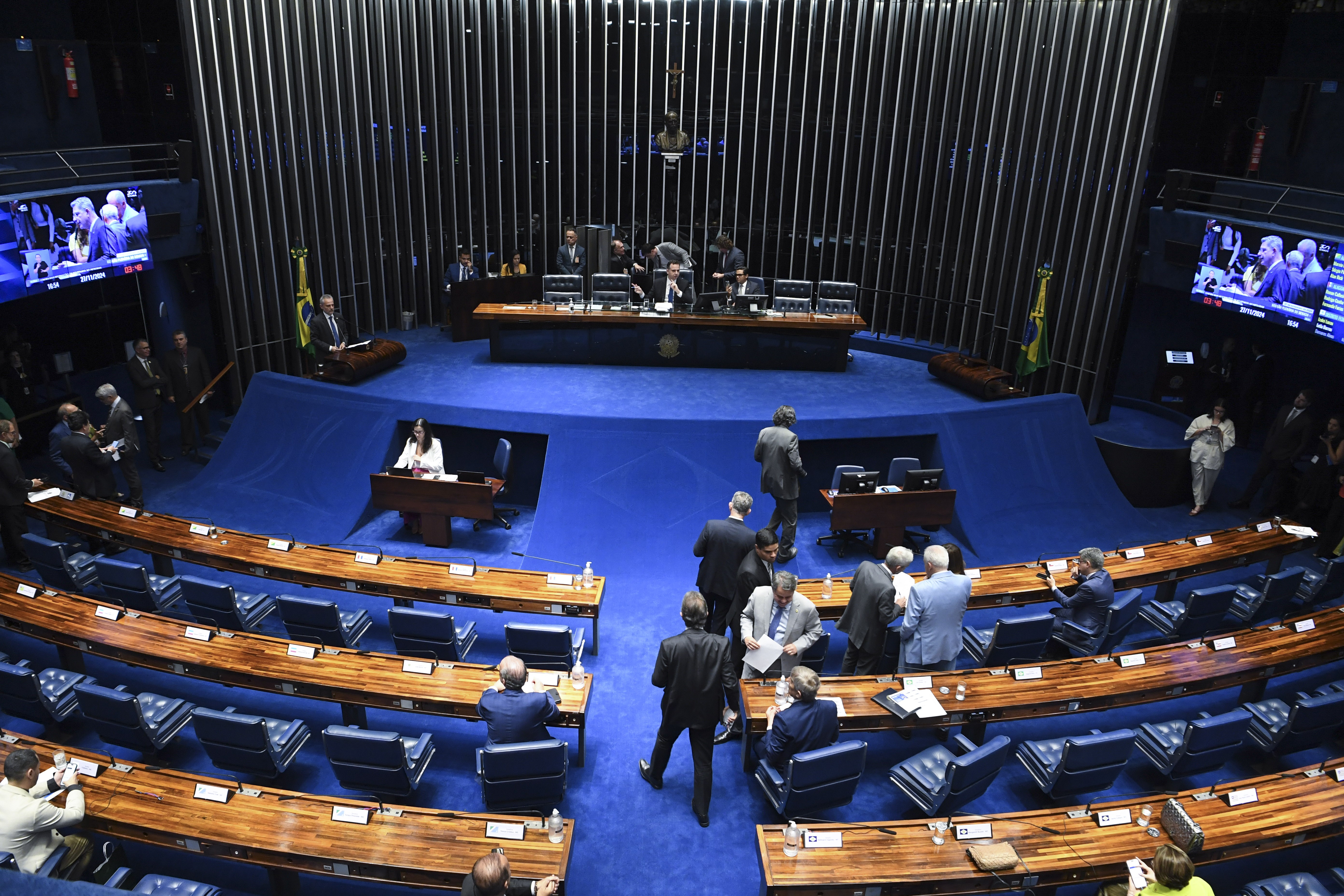 Senado aprova PEC com novas regras para abono salarial, mudanças no Fundeb e regras para supersalários