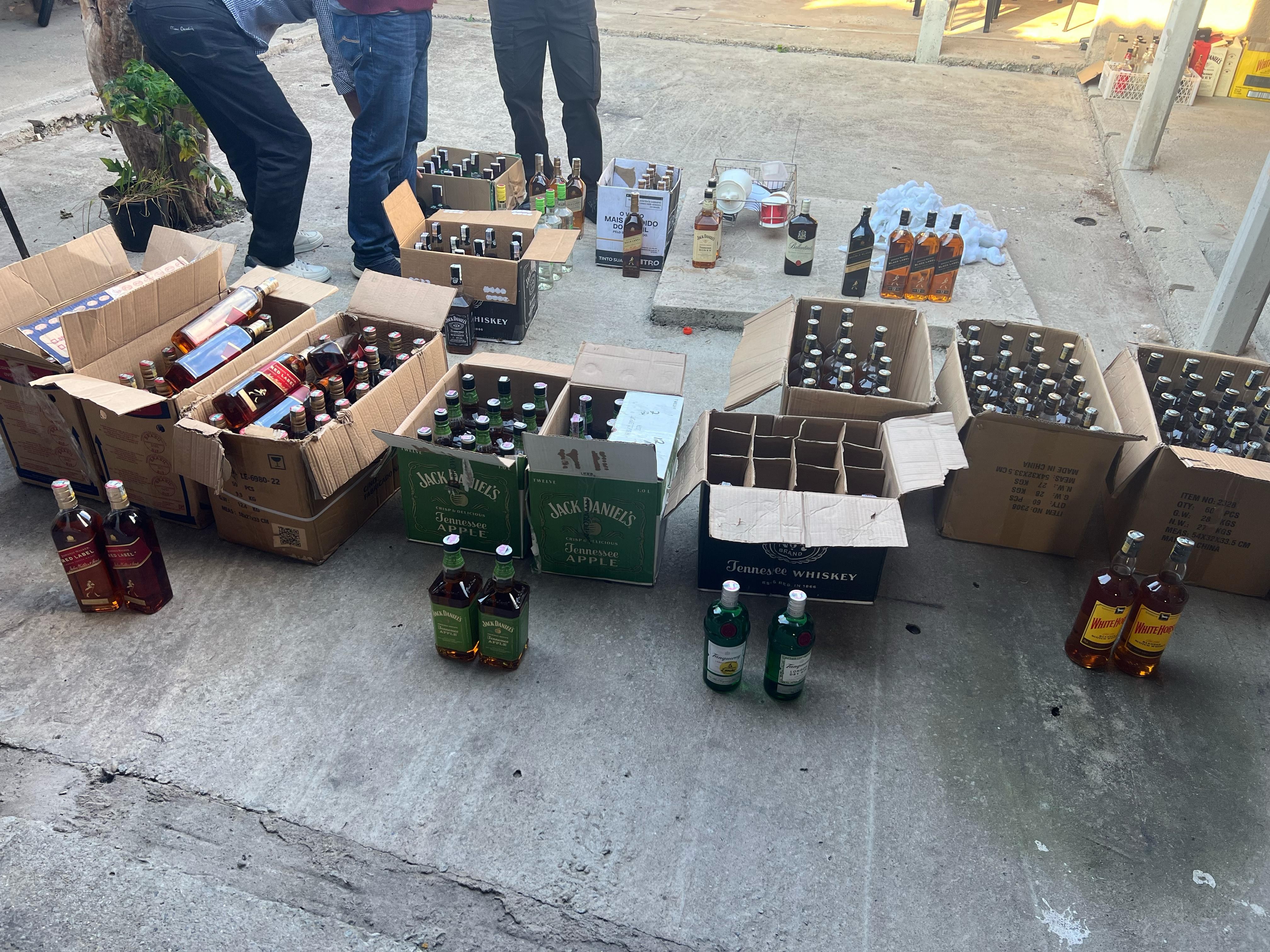Delivery de bebida falsa tem mais de 200 garrafas de whisky e vodka apreendidas em MG