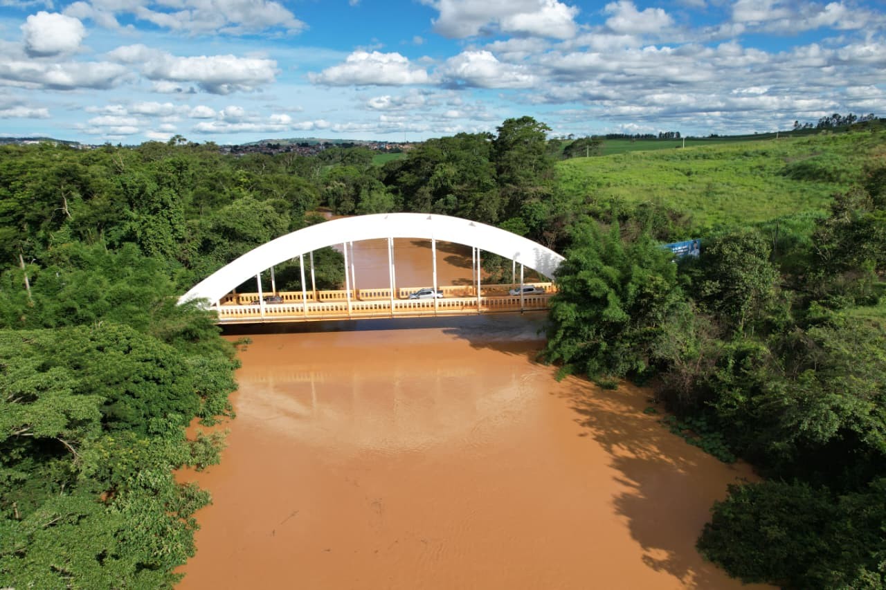Nível do Rio Paranaíba se aproxima da cota de inundação e família deixa casa em Patos de Minas
