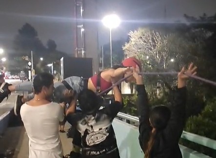 VÍDEO: Jovem salta de bungee jump e bate a cabeça em viaduto de SP; prática é proibida no local