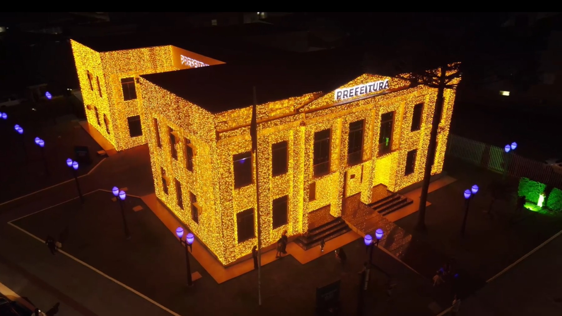 Prefeitura do PR é 'forrada' por 70 mil luzes de Natal e faz sucesso nas redes: 'Parece um prédio de ouro'
