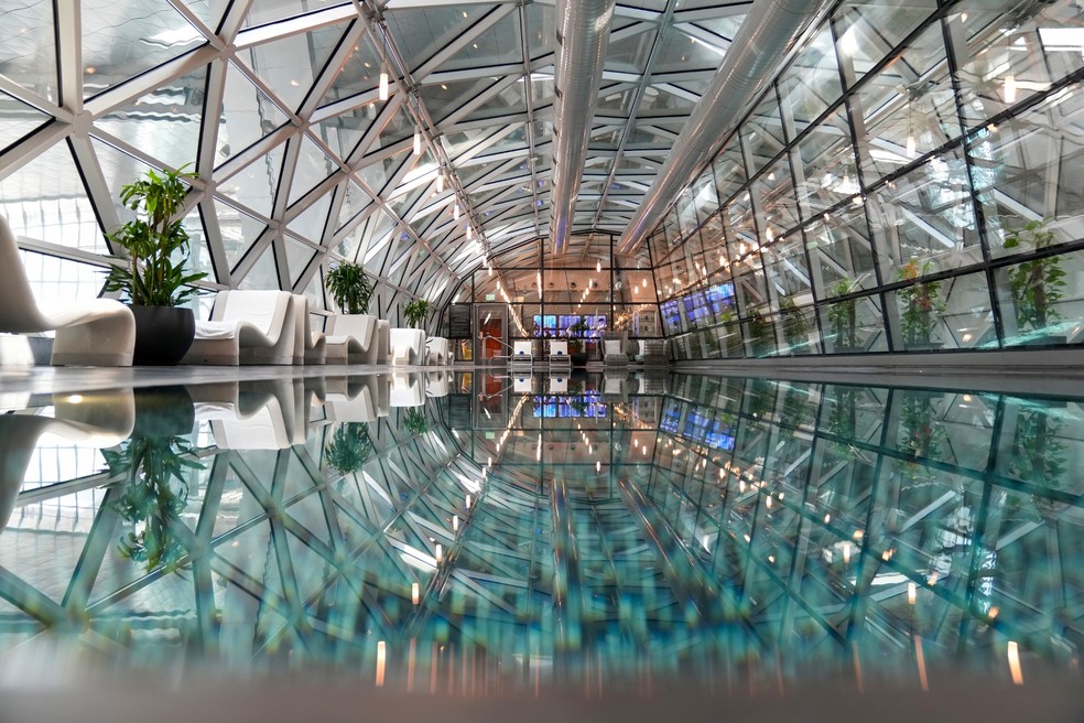 Oryx Airport Hotel, dentro do Aeroporto Internacional de Hamad, tem spa e piscina aquecida. — Foto: Divulgação