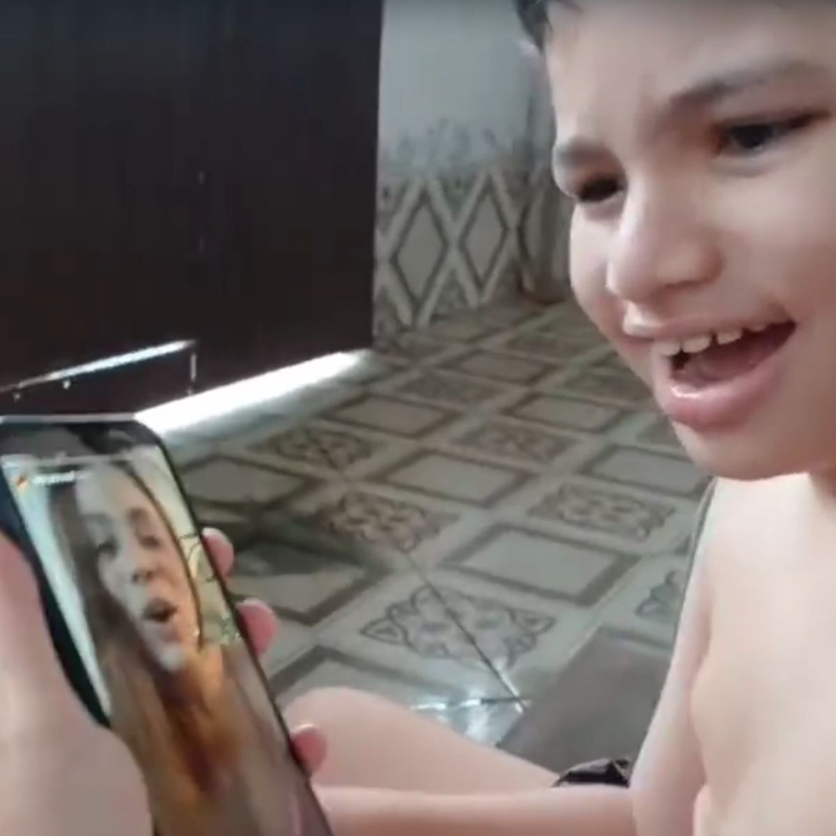 Menino autista de 9 anos chama atenção de Lexa ao cantar músicas da artista no AC: 'É louco por ela'