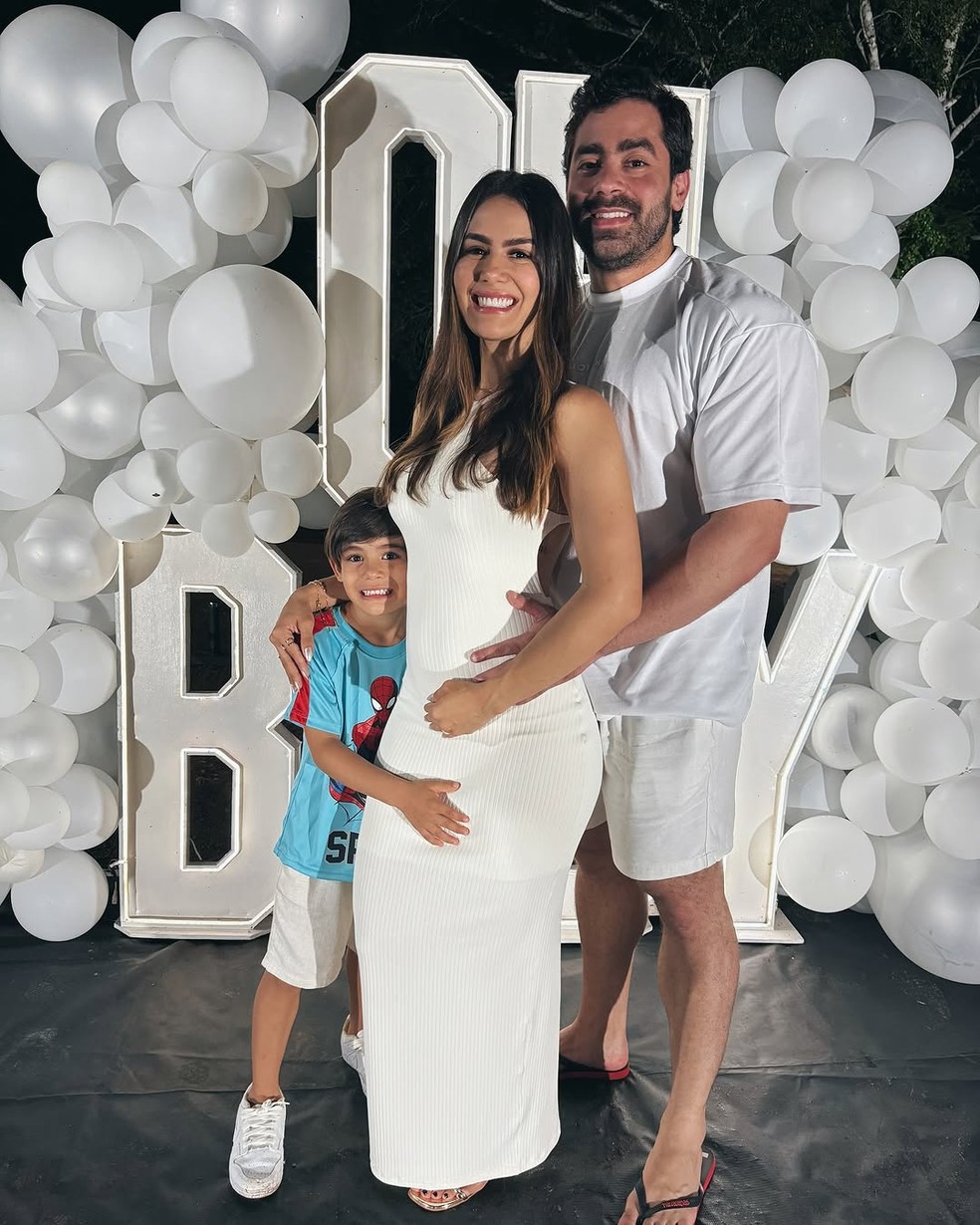 Vinícius Tatão, Paula Ravani e o filho em chá revelação — Foto: Redes Sociais/Reprodução