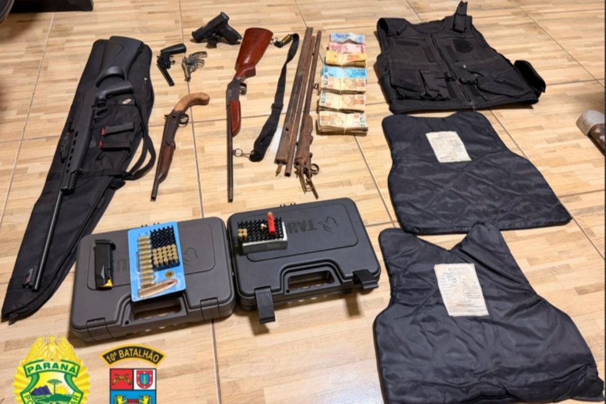 PM vai atender denúncia de violência doméstica e encontra arsenal na casa de agressor, no PR