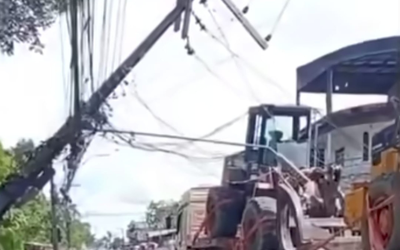 Carreta derruba poste e interdita avenida em Manaus