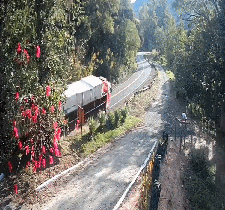 VÍDEO: Caminhão tomba em curva na MG-350 e deixa rodovia parcialmente interditada 