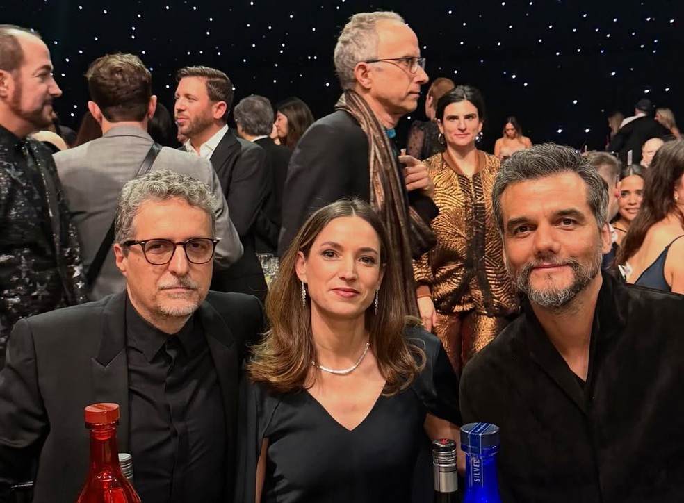 Kleber Mendonça Filho, Emilie Lesclaux e Wagner Moura no Critcs Choice Awards, nos EUA — Foto: Reprodução/Redes Sociais