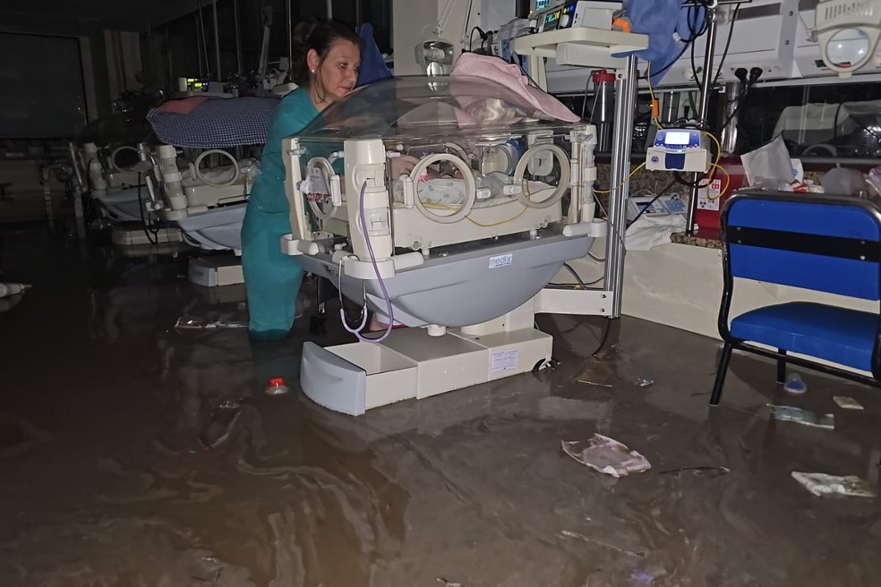 Bebês são retirados de UTI neonatal em Bahía Blanca, província de Buenos Aires, após tempestade histórica — Foto: Latin America News Agency via Reuters Connect