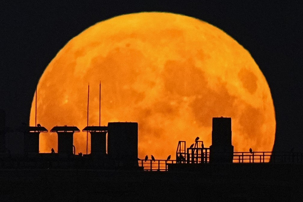 A superlua surge sobre um edifício residencial em Moscou, na Rússia. — Foto: AP