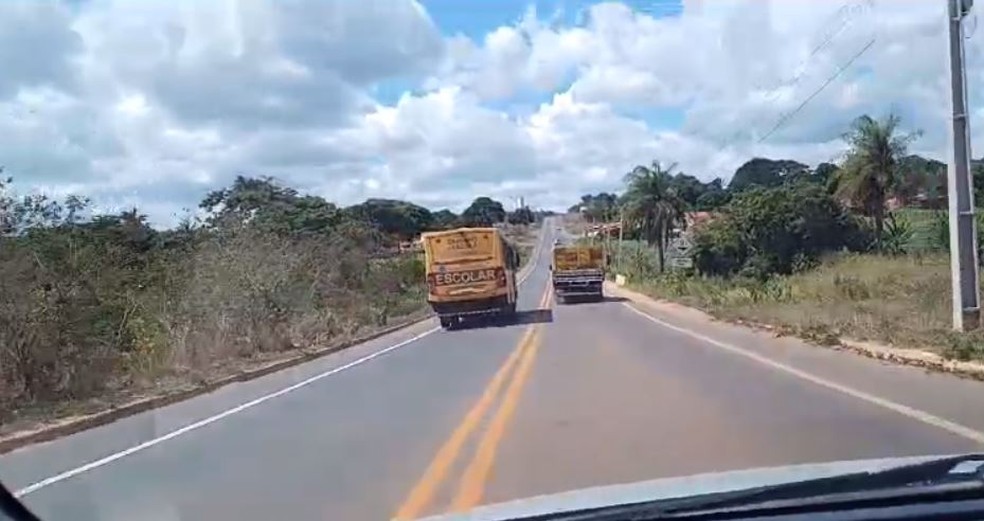 Motorista de ônibus escolar faz ultrapassagem proibida em rodovia do Ceará. — Foto: Arquivo pessoal