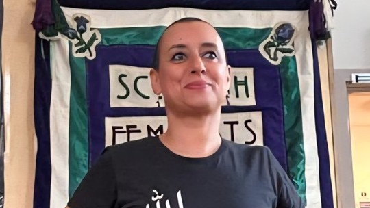 Quem é a ativista feminista condenada à prisão por ofender o Islã ao usar camisa com slogan 'Alá é lésbica' - Defensora dos direitos LGBTQIA+, Ibtissame Lachgar postou uma foto vestindo a camiseta e deflagrou onda de revolta e solidariedade no Marrocos.